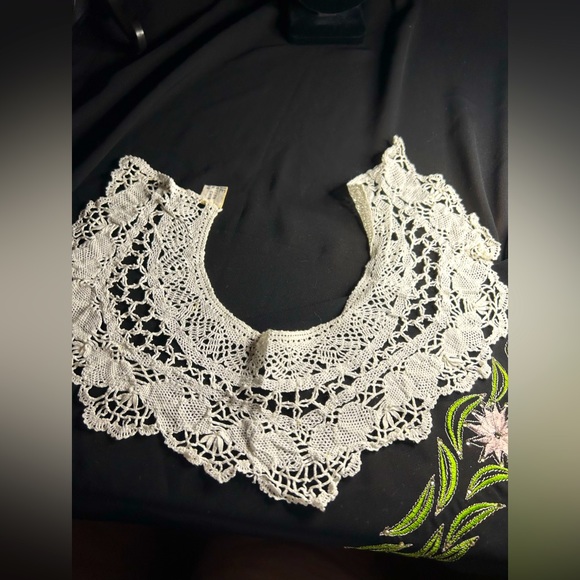 Annie Accessories - ANNIE VTG Crocheted Attachable pin on Collar. Clean, no stains.